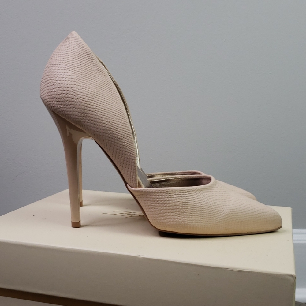 Nude pumps